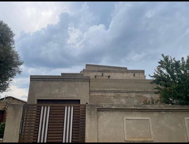 6 BEDROOM HOUSE FOR SALE IN MOROKA